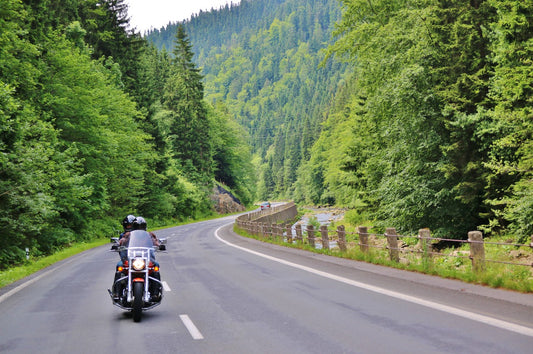 couple-on-motorcycle-in-mountains